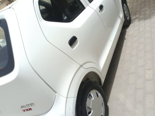 alto-vxr-22-model-white