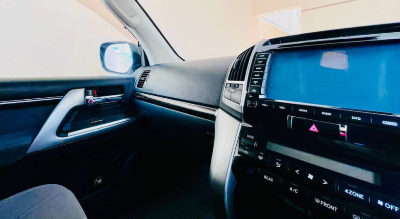 toyota-land-cruiser-2013-big-2