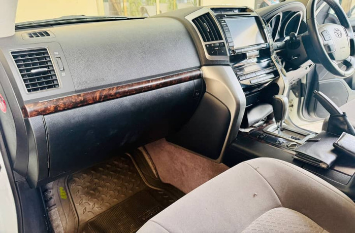 toyota-land-cruiser-2013-big-11
