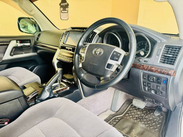 toyota-land-cruiser-2013-big-7
