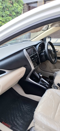 toyota-yaris-sedan-ativ-x-cvt-15-big-9
