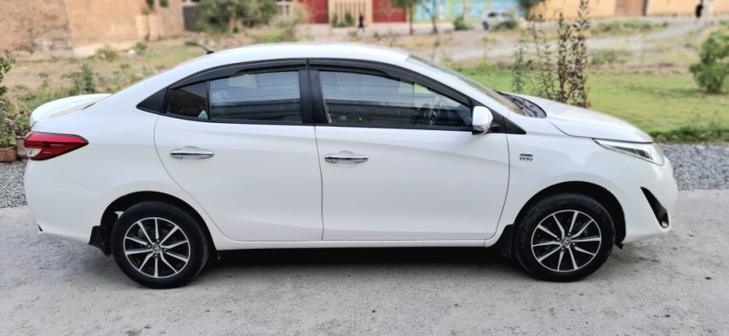 toyota-yaris-sedan-ativ-x-cvt-15-big-2