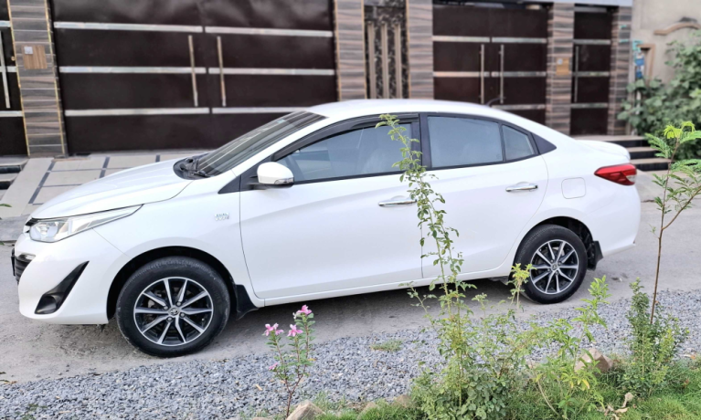 toyota-yaris-sedan-ativ-x-cvt-15-big-3