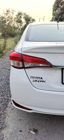 toyota-yaris-sedan-ativ-x-cvt-15-big-7