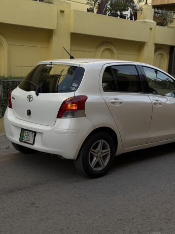 toyota-vitz-f-10-big-2