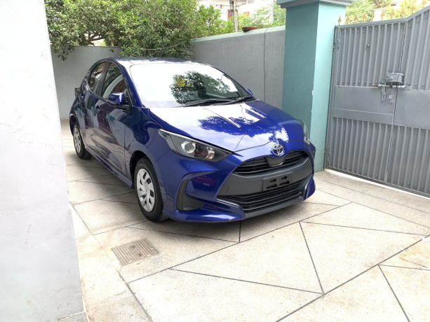 toyota-yaris-hatchback-x-big-1