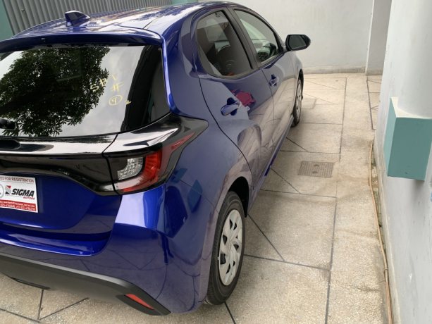 toyota-yaris-hatchback-x-big-16
