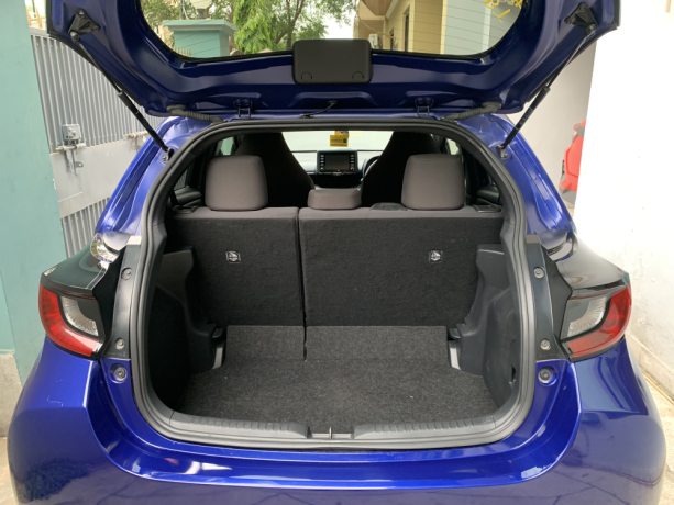 toyota-yaris-hatchback-x-big-18