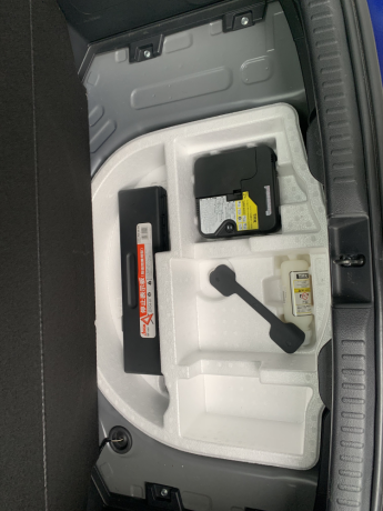 toyota-yaris-hatchback-x-big-17