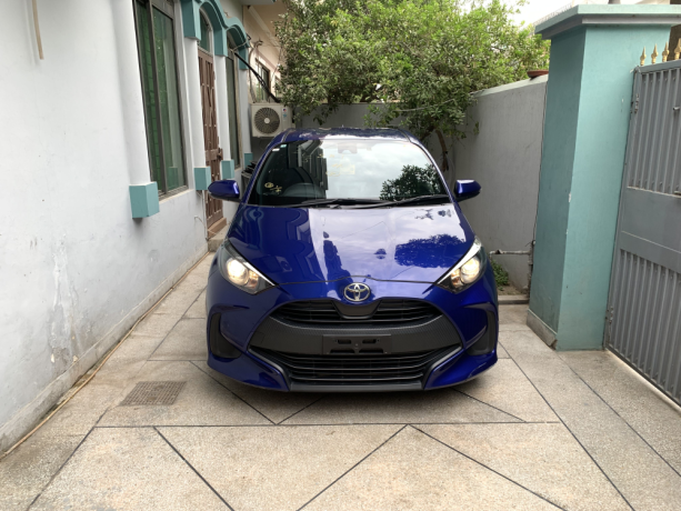 toyota-yaris-hatchback-x-big-4