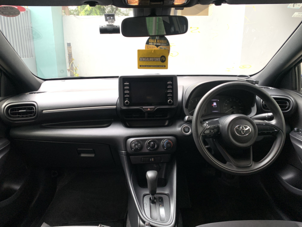 toyota-yaris-hatchback-x-big-19