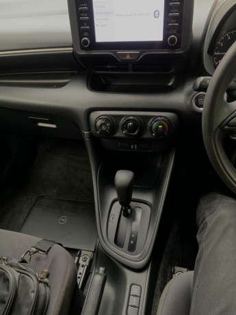 toyota-yaris-hatchback-x-big-9