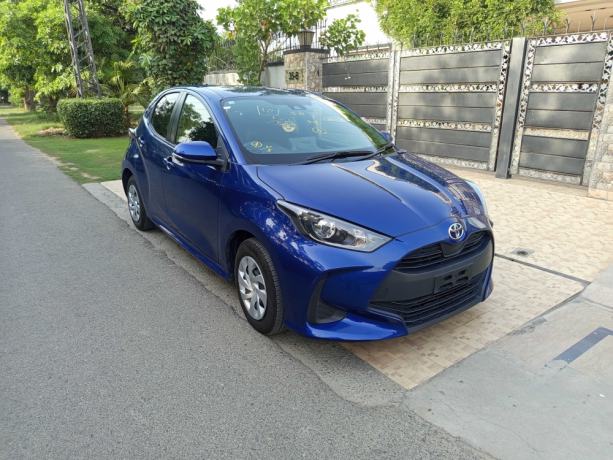toyota-yaris-hatchback-x-big-1