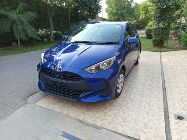toyota-yaris-hatchback-x-big-2
