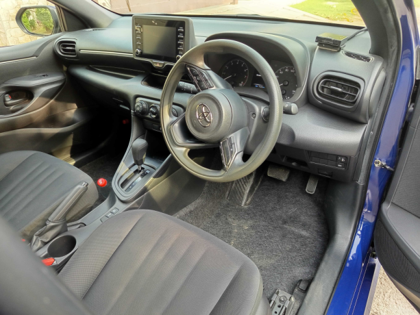 toyota-yaris-hatchback-x-big-4