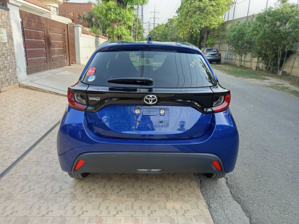 toyota-yaris-hatchback-x-big-3