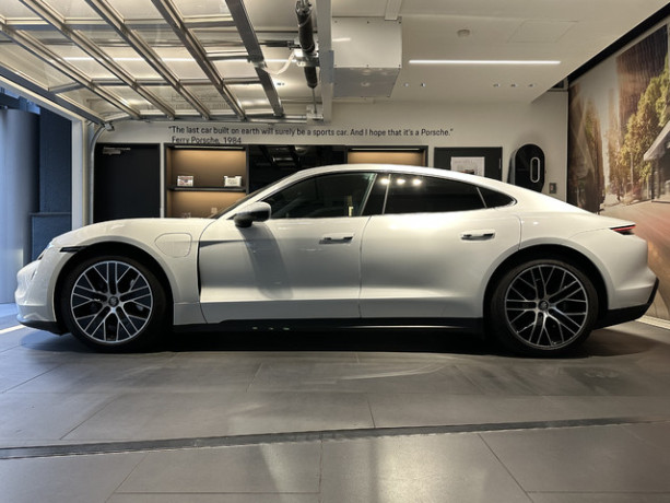 porsche-taycan-rwd-2023-big-3