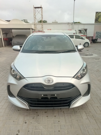 toyota-yaris-hatchback-x-big-0