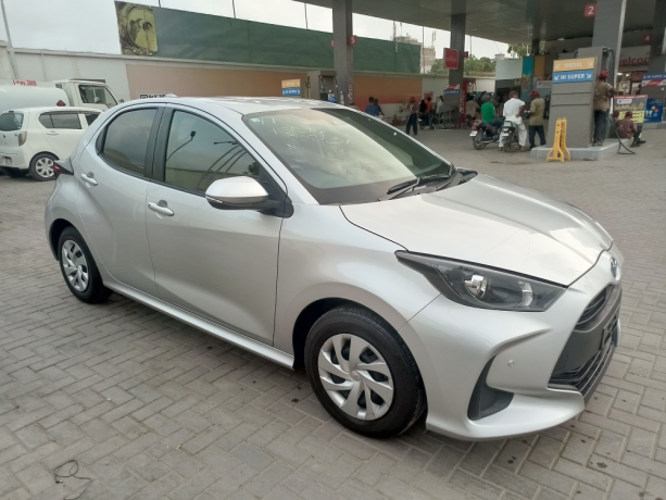 toyota-yaris-hatchback-x-big-2