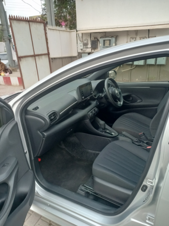 toyota-yaris-hatchback-x-big-8