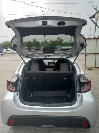 toyota-yaris-hatchback-x-big-6