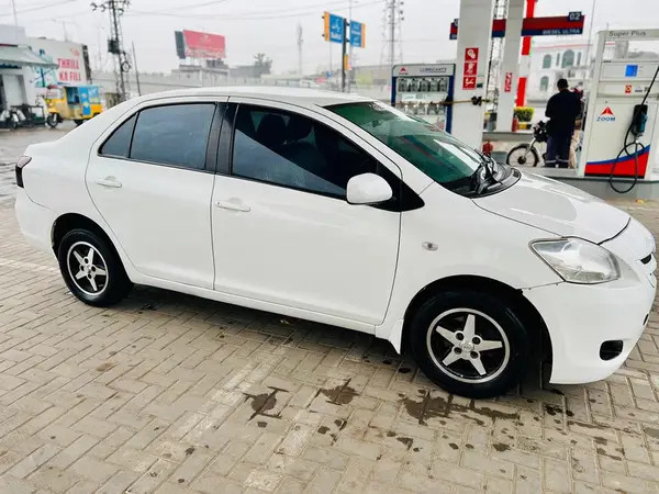 toyota-belta-2010-big-6