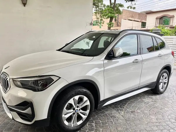bmw-x1-sdrive18i-at-2021-than-prado-land-cruiser-big-3
