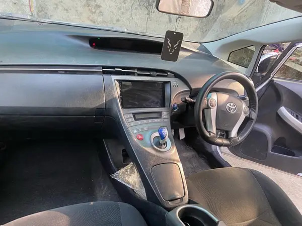 toyota-prius-2012-big-3