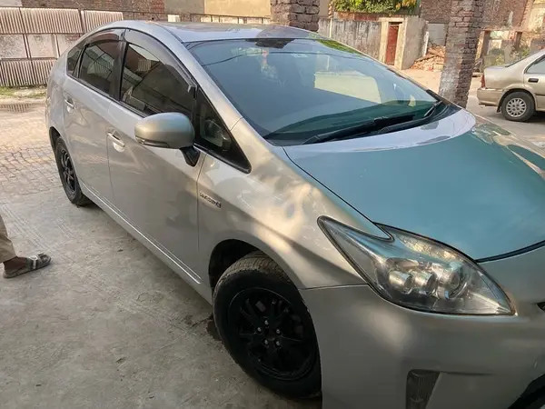 toyota-prius-2012-big-1