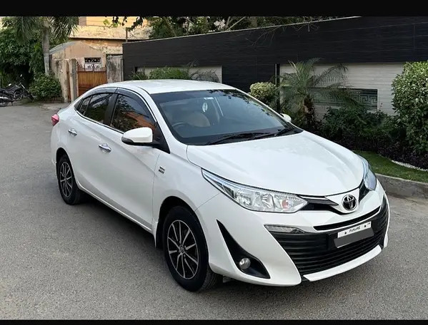 toyota-yaris-sedan-gli-mt-13-big-3