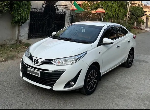 toyota-yaris-sedan-gli-mt-13-big-2