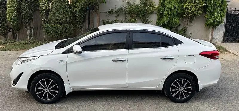 toyota-yaris-sedan-gli-mt-13-big-1