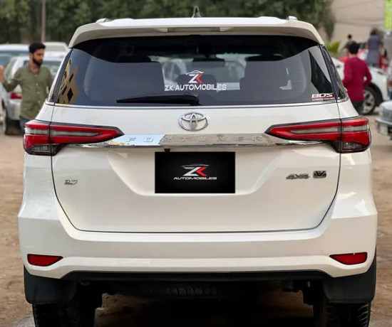 toyota-fortuner-v-4x4-model-202122-big-3