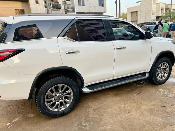 toyota-fortuner-v-4x4-model-202122-big-8