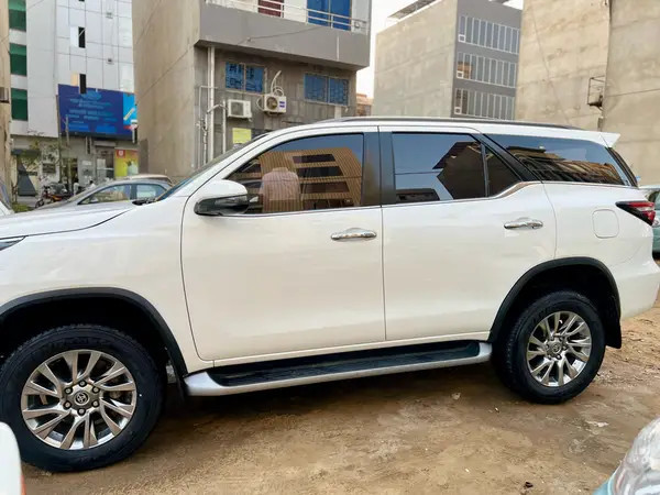 toyota-fortuner-v-4x4-model-202122-big-9