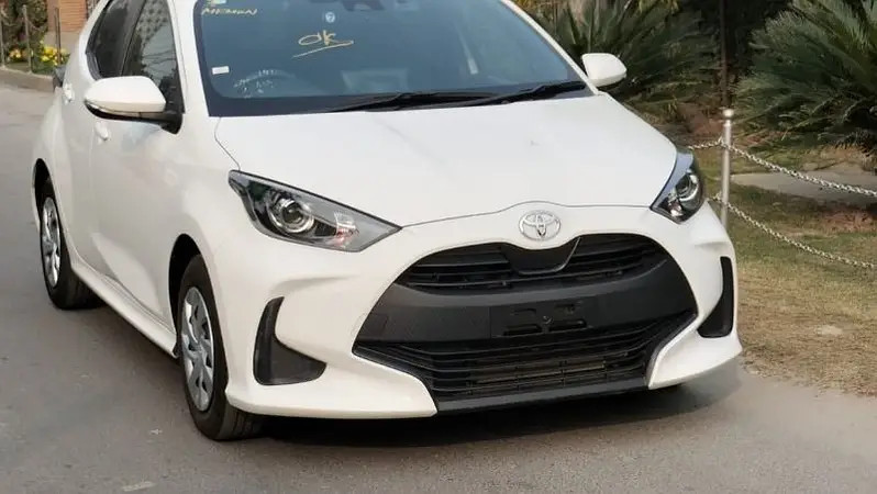 toyota-yaris-hatchback-15l-se-big-1