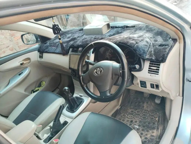 toyota-corolla-gli-2011-big-8