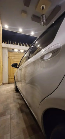 toyota-vitz-hybrid-201720-big-2