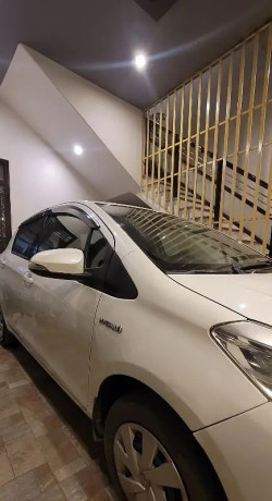 toyota-vitz-hybrid-201720-big-3