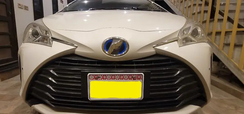 toyota-vitz-hybrid-201720-big-0