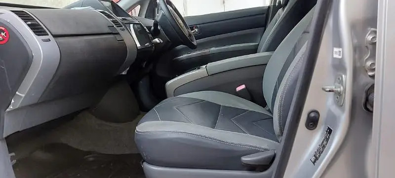 toyota-prius-15-2010-big-9