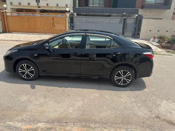 toyota-corolla-altis-automatic-16-2019-big-2
