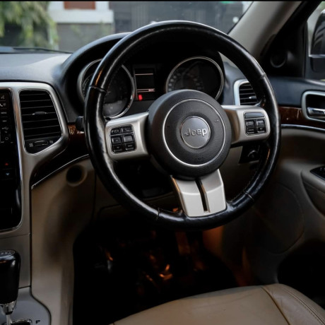 grand-jeep-cherokee-big-4