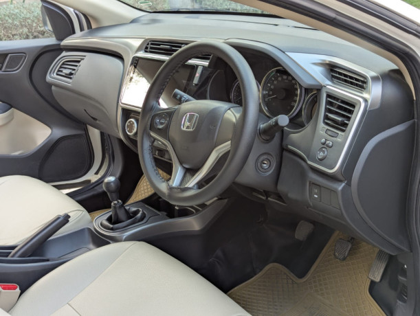 honda-city-12-mt-car-big-4