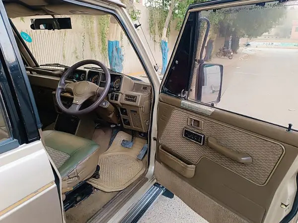 mitsubishi-pajero-1986-big-5