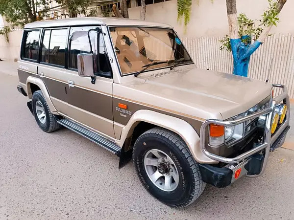 mitsubishi-pajero-1986-big-1