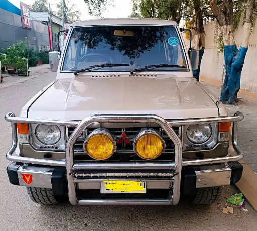 mitsubishi-pajero-1986-big-0