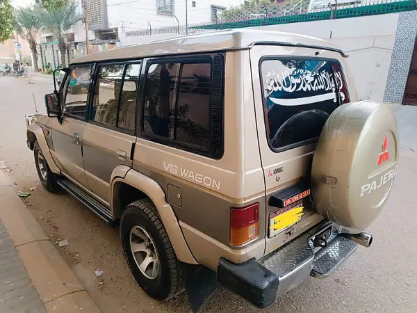 mitsubishi-pajero-1986-big-2