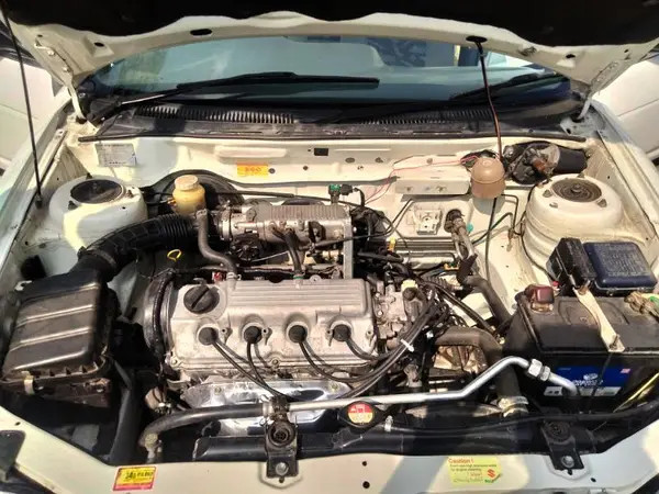 suzuki-baleno-2004-big-8