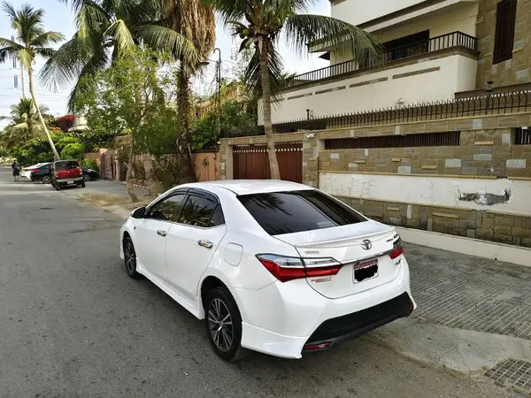 toyota-corolla-altis-16cc-model-2019nov-original-b2b-white-color-big-12
